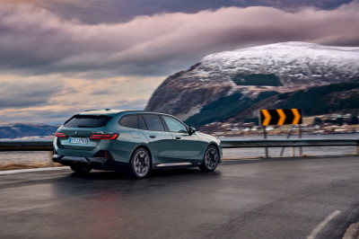 BMW i5 Touring: even huilen voor fans van benzine en typische BMW-achterklep