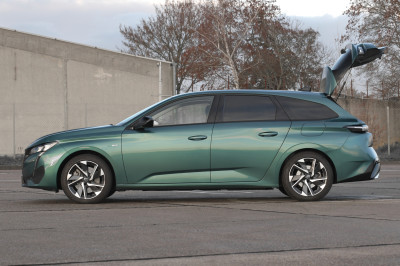 TEST - Met nieuwkomer MG5 Electric geef je routiniers Peugeot 308 en VW Golf financieel ervan langs