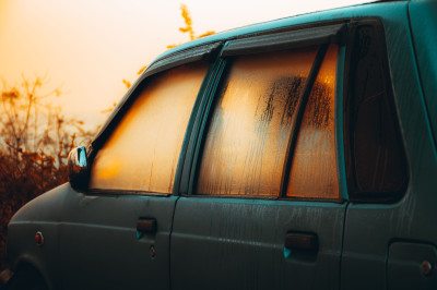Eén op de vijf Nederlanders doet in de auto iets héél anders dan alleen rijden