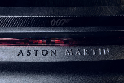 Cool? Of suf? Aston Martin Vantage en DBS 007 Edition