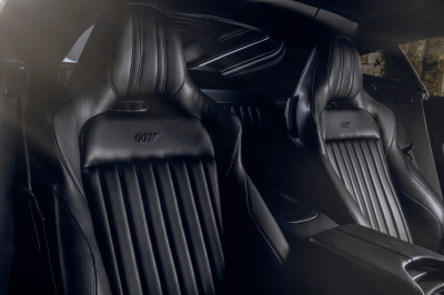 Cool? Of suf? Aston Martin Vantage en DBS 007 Edition