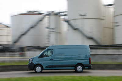 Renault Master (2024) heeft maling aan zijwind en kijkt dwars door staal heen