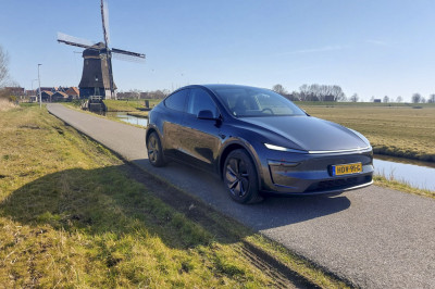 Review: zo laat Tesla Model Y (2025) zijn concurrenten naar adem happen