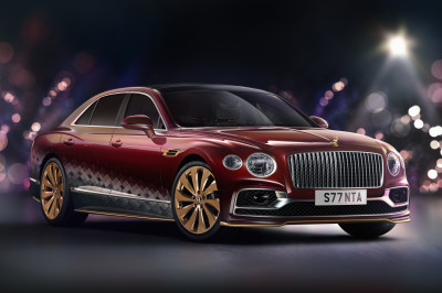 Bentley Flying Spur van de Kerstman heeft gouden rendier op de neus