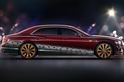 Bentley Flying Spur van de Kerstman heeft gouden rendier op de neus