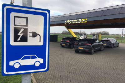 Je elektrische auto snelladen: zo doe je dat