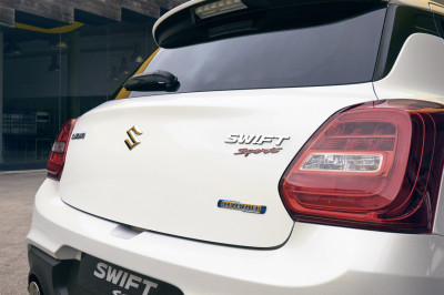 Suzuki Swift Sport zet in opn (een klein beetje) stroom