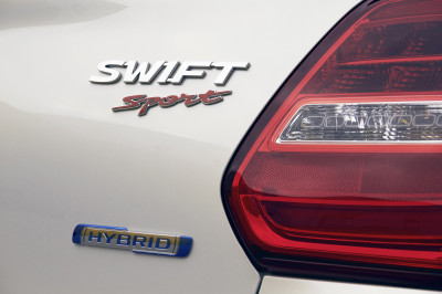 Suzuki Swift Sport zet in opn (een klein beetje) stroom