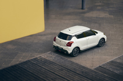 Suzuki Swift Sport zet in opn (een klein beetje) stroom