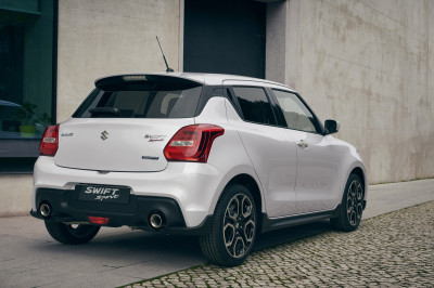 Suzuki Swift Sport zet in opn (een klein beetje) stroom