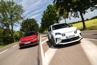 TEST – zo gaat Duitse benzineauto keihard onderuit tegen Franse EV