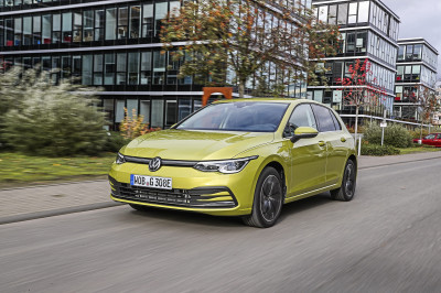 Hoe zuinig zijn de hybride Mercedes A 250e en VW Golf e-Hybrid nu echt?