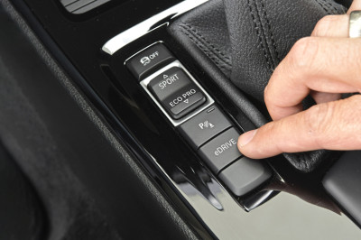 Welke hybride suv met stekker is het zuinigst? BMW X1, Ford Kuga of Mitsubishi Outlander