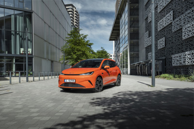 TEST - Is er iemand die de goedkoopste plug-in hybride van Nederland durft te kopen?