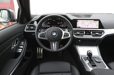 TEST Waarom je gek bent als je een Mercedes C-klasse of BMW 3-serie zónder stekker bestelt