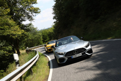 Test - op dit onderdeel wordt de Mercedes SL verpletterd door de BMW M8 cabrio