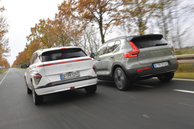 TEST: Waarom Volvo EX40 terecht 12.000 euro duurder is dan Hyundai Kona