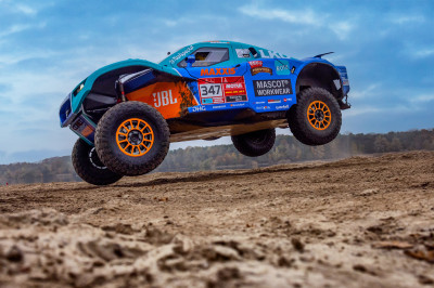 Met een Corvette de Dakar-rally rijden? Dat kan! Met de Century CR6 van de broertjes Coronel