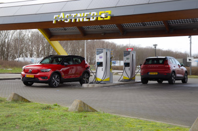 Opladen bij Fastned niet goedkoper, maar vaak juist duurder dan benzine tanken