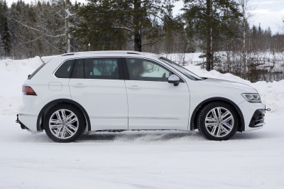 Komt u maaRRR: Volkswagen Tiguan R warmt op in de sneeuw