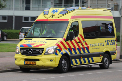 Door rood rijden voor een ambulance: mag dat, of gewoon 320 euro boete?