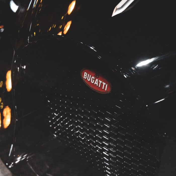 Serious Request: De Bugatti La Voiture Noire gaat het Glazen Huis in