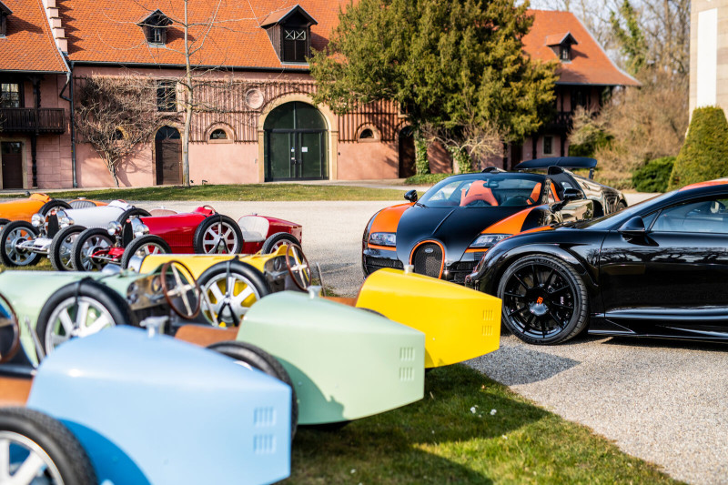 Rijke liefhebber koopt niet één, niet twee, niet vier, maar acht Bugatti's tegelijk!