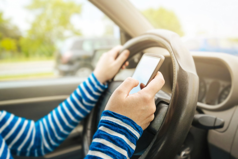 Foei! Jullie lezen massaal berichtjes op je telefoon tijdens het rijden