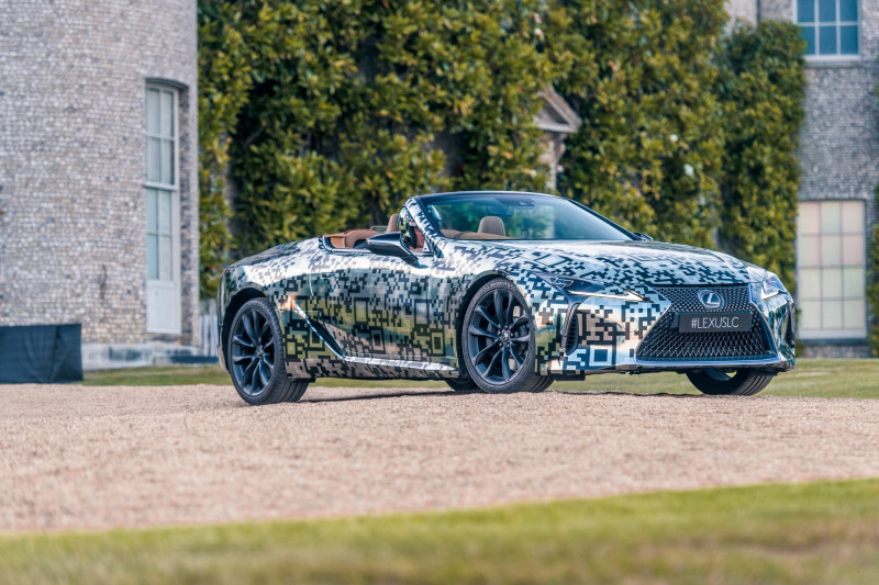 Maar natuurlijk gaat het dak van de Lexus LC af!