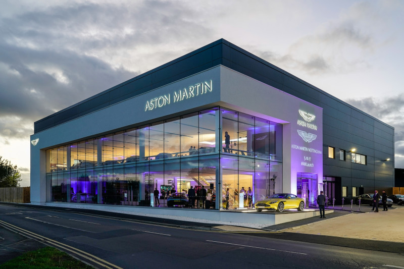 Hoe kan het dat Aston Martin nu al weer verlies maakt?