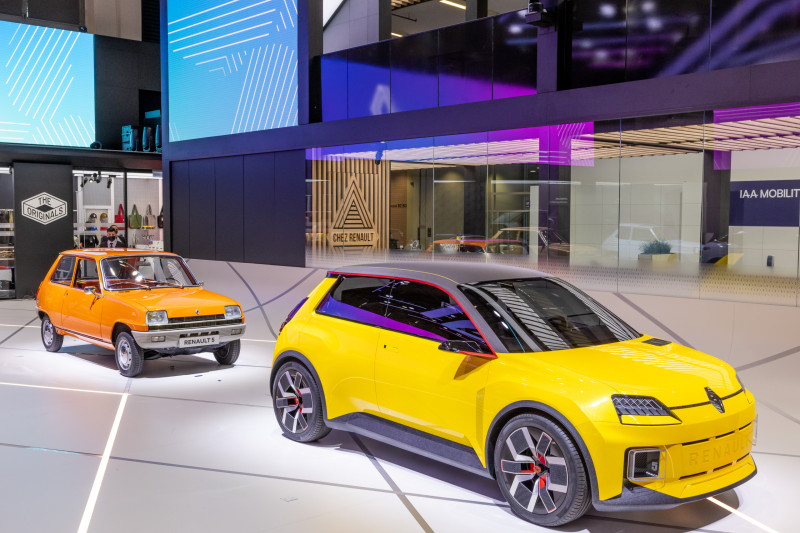Nieuwe Renault 5 ontmoet oudere broertjes op IAA, gaat in 2024 in productie