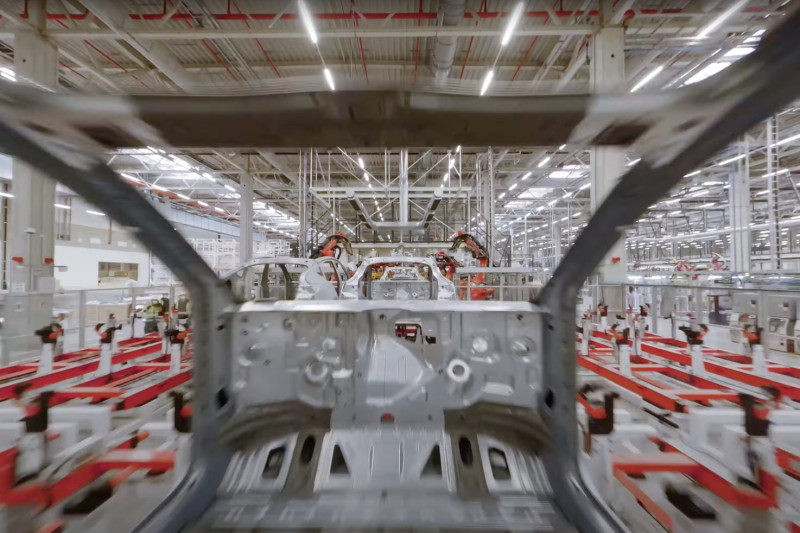 Ongelofelijke dronevideo van Tesla Gigafactory Berlin. Zo zag je een autofabriek nog nooit!
