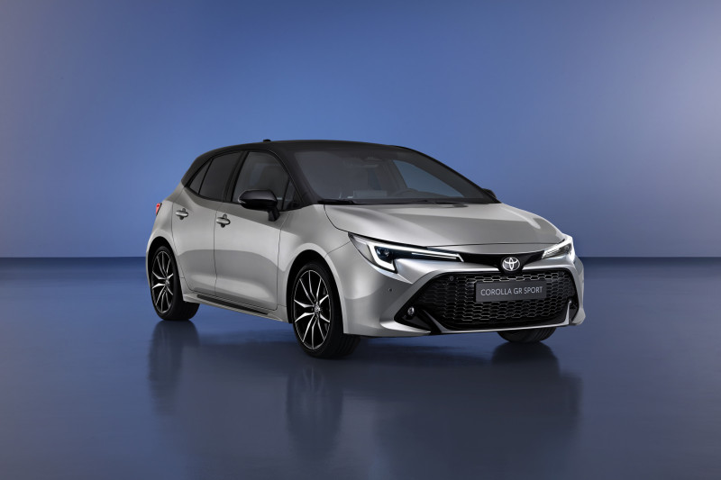 Het kan niet op bij de vernieuwde Toyota Corolla: meer schermen en meer vermogen