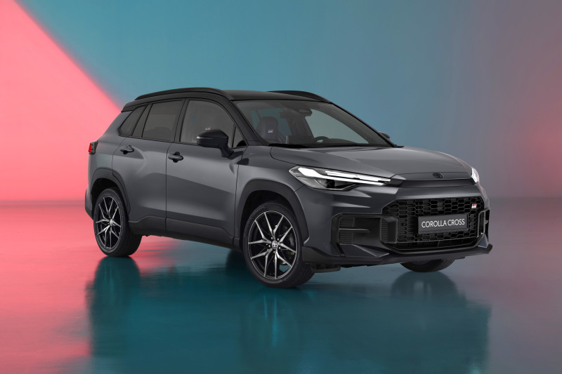 Vernieuwde Toyota Corolla Cross zet grote muil op en doet Volkswagen na