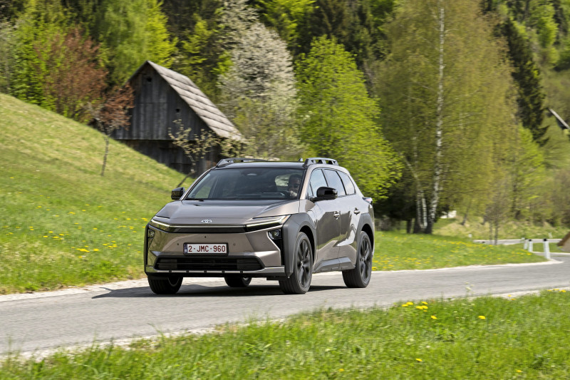 TEST - Deze Toyota gaat de strijd aan met de bestverkochte EV ter wereld