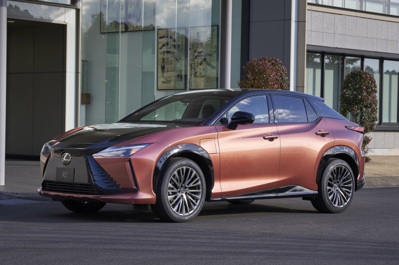 Lexus geeft toe: 'klanten vinden onze enorme 'spindle grille' niet om aan te gluren'