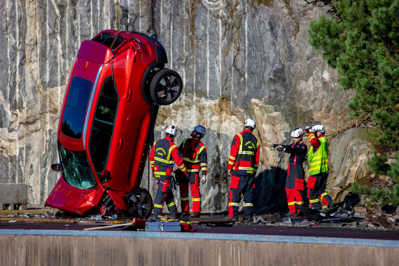 Waarom Volvo auto's van 30 meter hoogte naar beneden laat vallen?