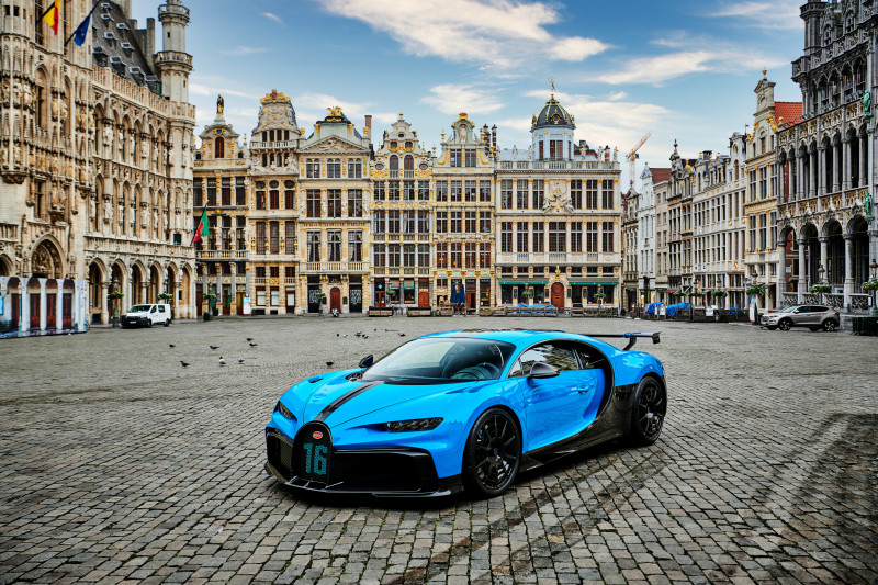 Bugatti Chiron in het hol van de CO2-leeuw