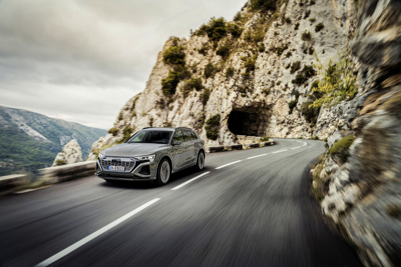 TEST - Audi Q8 E-Tron laadt sneller en rijdt verder, maar heeft nog één waardeloze optie