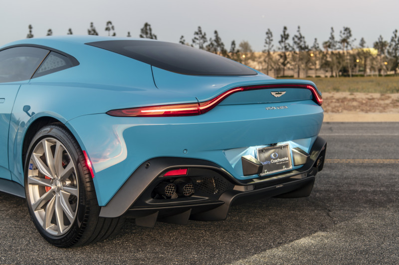 Deze gepantserde Aston Martin Vantage heeft echte James Bond-gadgets