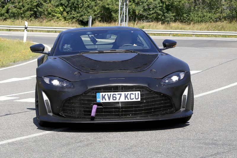 Aston Martin Vantage met V12 steekt zijn tong naar jullie uit