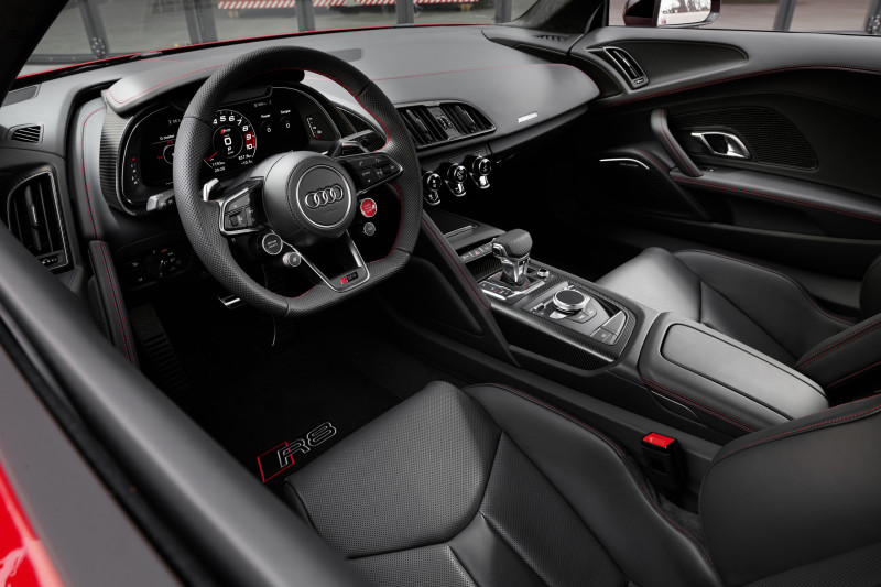 Does the new Audi R8 Performance RWD have real racing car DNA?