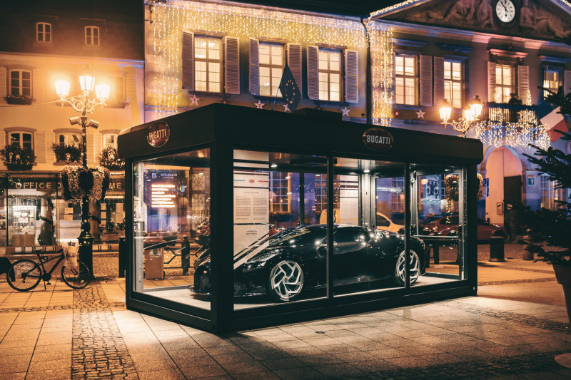 Serious Request: De Bugatti La Voiture Noire gaat het Glazen Huis in
