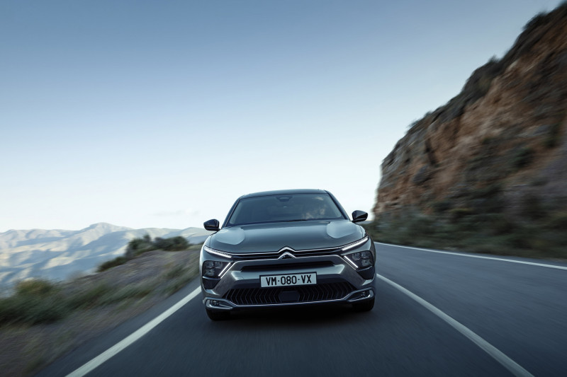 Prijs Citroën C5 X - Voor de sedan-station-suv moet je 37 mille neertellen. Maar wie gaat dat doen?