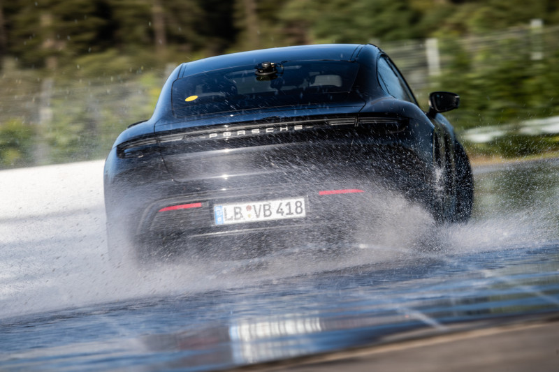 Porsche Taycan breekt het driftrecord voor elektrische auto's