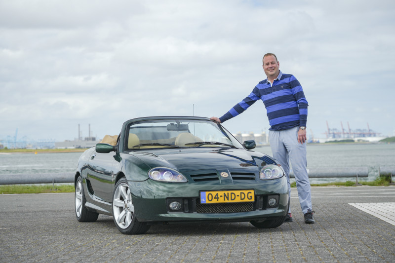Sjoerd werd depressief van zijn Golf en rijdt nu deze Britse roadster - én een Jaguar
