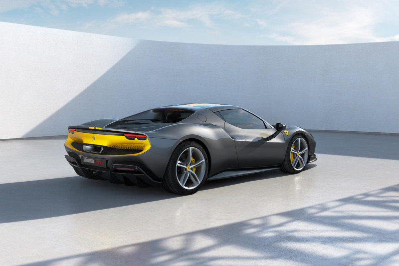 Europa: 'Ook Ferrari en Lamborghini moeten stoppen met brandstofauto's'