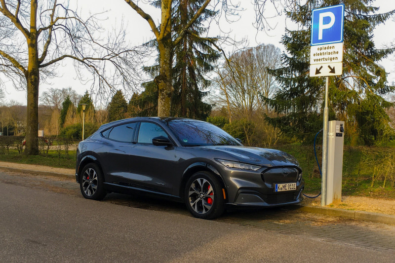 EV-prijsoorlog barst los: na Tesla's ook Ford Mustang Mach-E duizenden euro’s goedkoper
