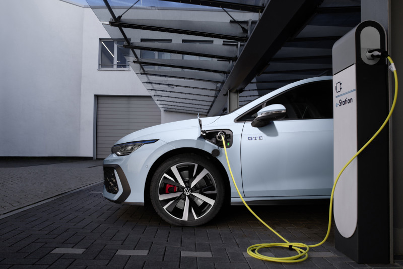 Wegenbelasting (plug-in) hybride auto: dit betaal je in 2024