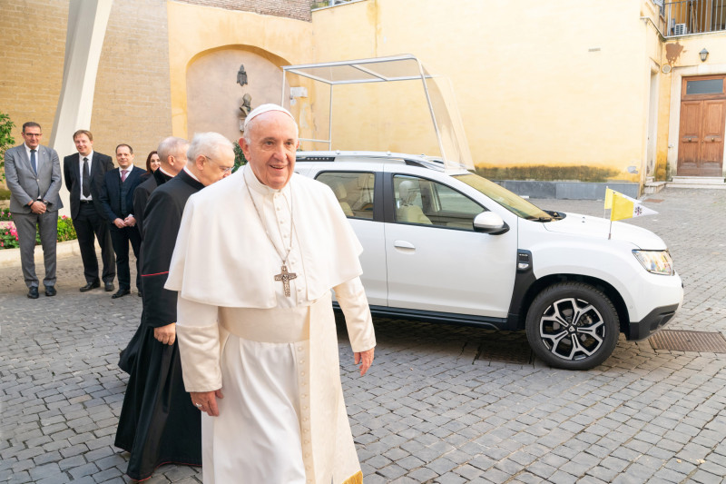 Weet je wie er ook een Dacia Duster heeft? Paus Franciscus